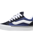 Vista laterale interna delle sneakers Vans Knu Skool da adulti in fresca colorazione blu navy con iconico stripe bianco
