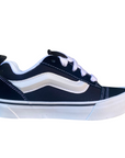 Vista laterale esterna delle sneakers Vans Knu Skool da ragazzi in colorazione nero-bianco con dettagli oversize