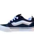 Vista laterale interna delle sneakers Vans Knu Skool da ragazzi in colorazione nero-bianco con dettagli oversize