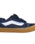 Vista laterale esterna delle sneakers Vans Knu Skool da uomo in colorazione nero-bianco con dettagli oversize
