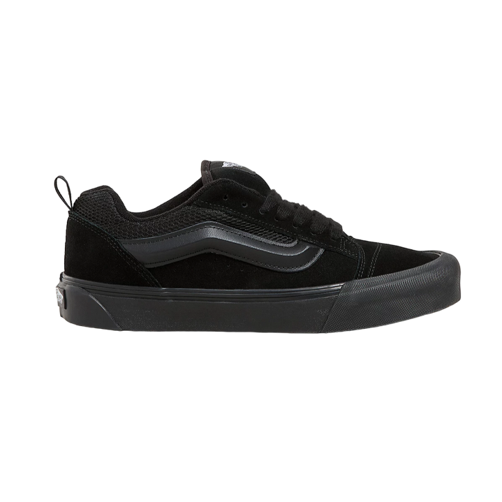 Vista laterale delle sneakers Vans Knu Skool da uomo in elegante colorazione nero-nero con dettagli oversize