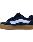 Vista laterale interna delle sneakers Vans Knu Skool da uomo in colorazione nero-bianco con dettagli oversize