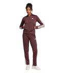 Tuta sportiva donna Adidas colore aurora rubino con zip frontale e iconiche 3-stripes, realizzata in tricot effetto seta da materiali riciclati
