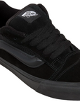 Lacci oversize e linguetta imbottita delle sneakers Vans Knu Skool total black da uomo