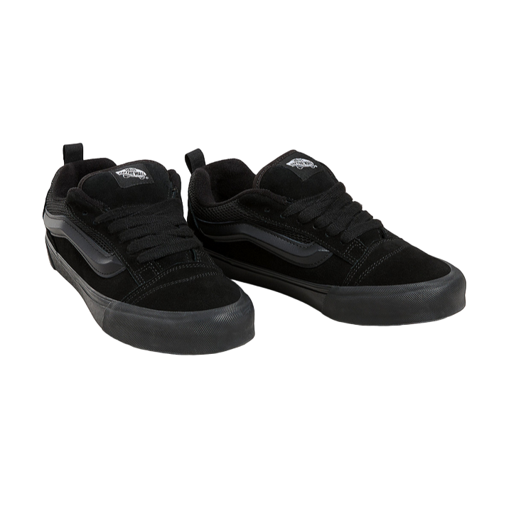 Vans Knu Skool VN0009QCBKA1 sneakers da uomo total black, vista frontale con design retrò