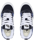 Lacci oversize e linguetta imbottita delle sneakers Vans Knu Skool blu-bianco da adulti