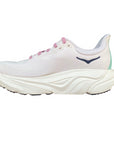 Vista laterale interna Hoka Arahi 8 rosa chiaro con tecnologia H-Frame per controllo iperpronazione e stabilità