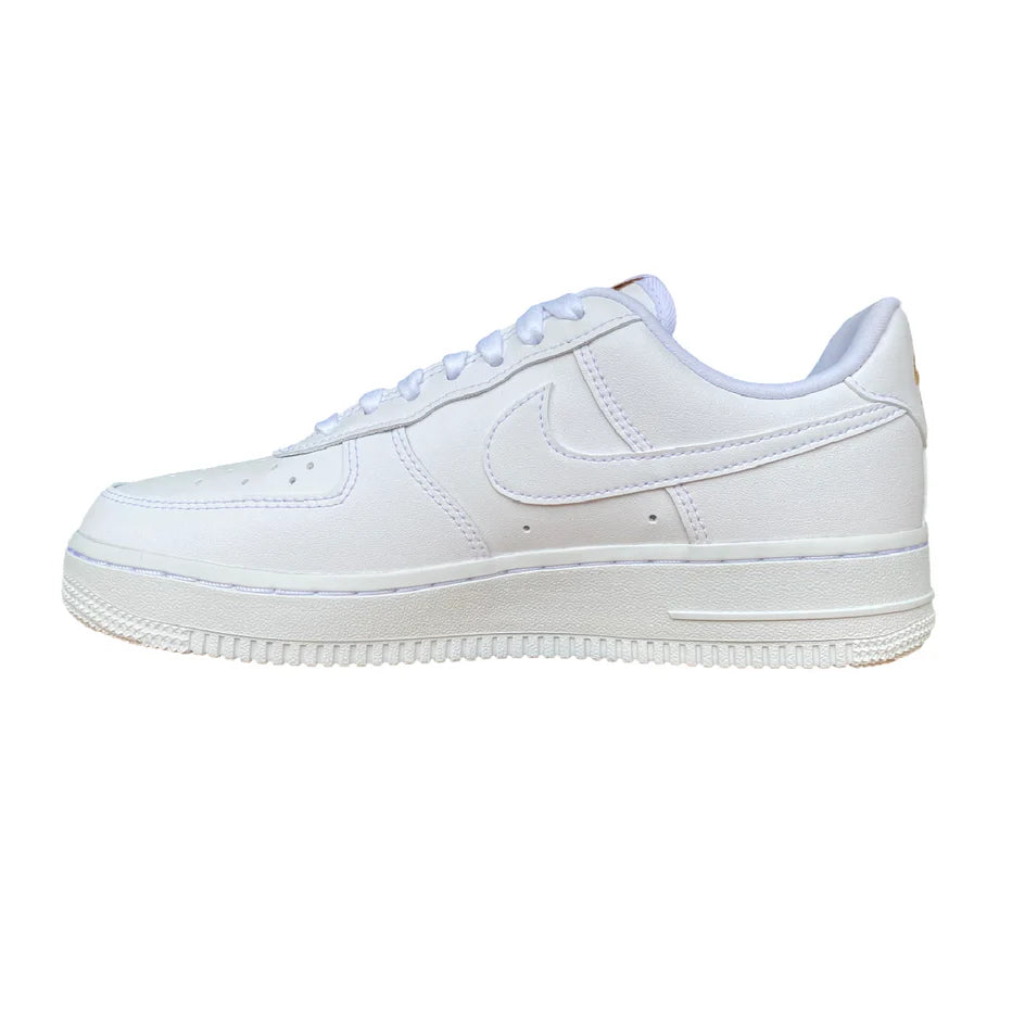 Vista laterale interna Nike Air Force 1 '07 LX con catena decorativa oro e pelle premium bianca