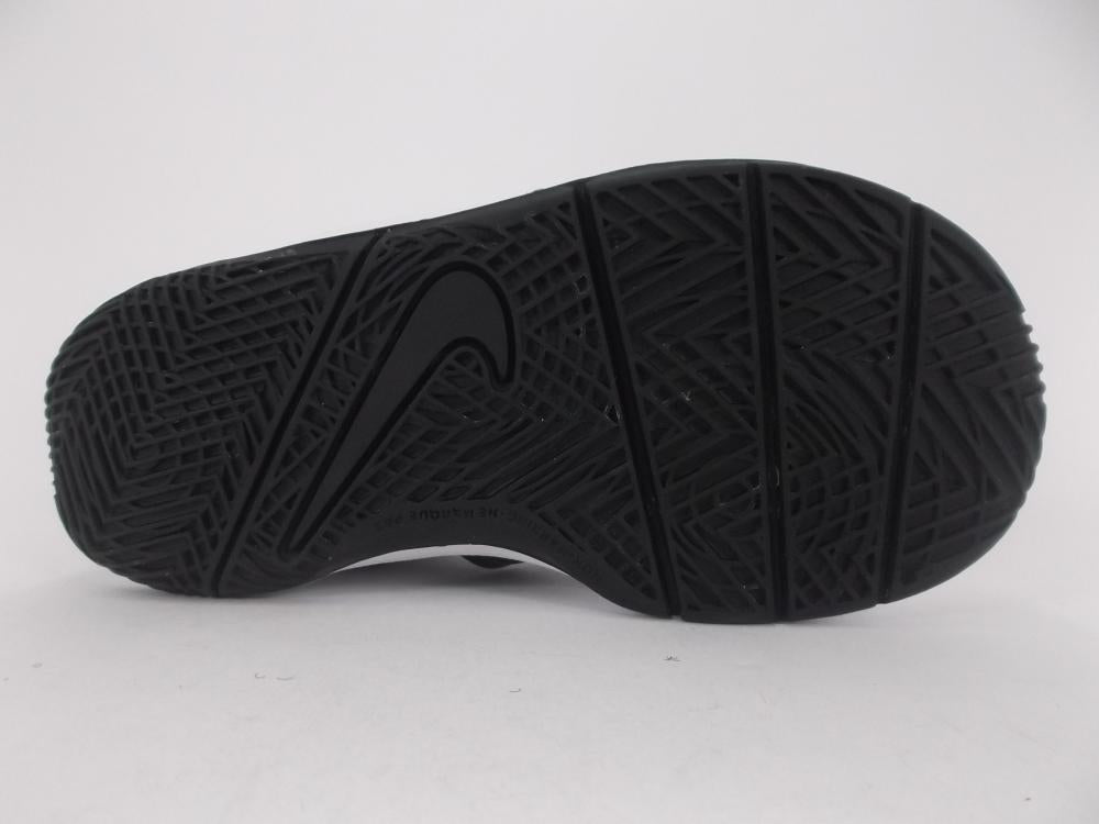 Nike Team Hustle 8 scarpa da basket 881943 100