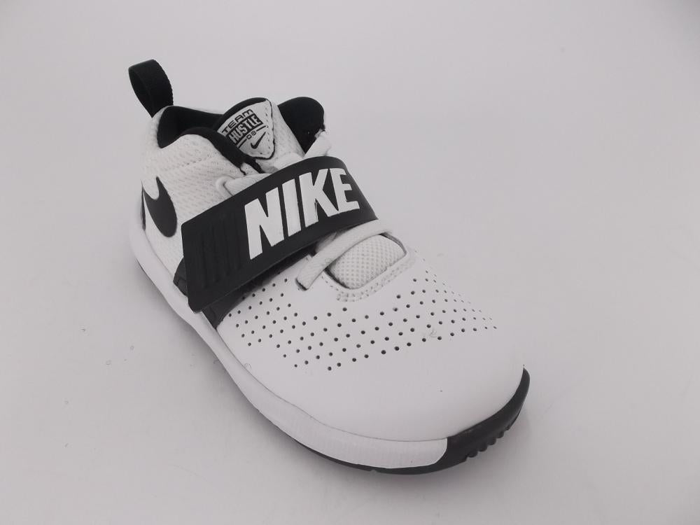 Nike Team Hustle 8 scarpa da basket 881943 100