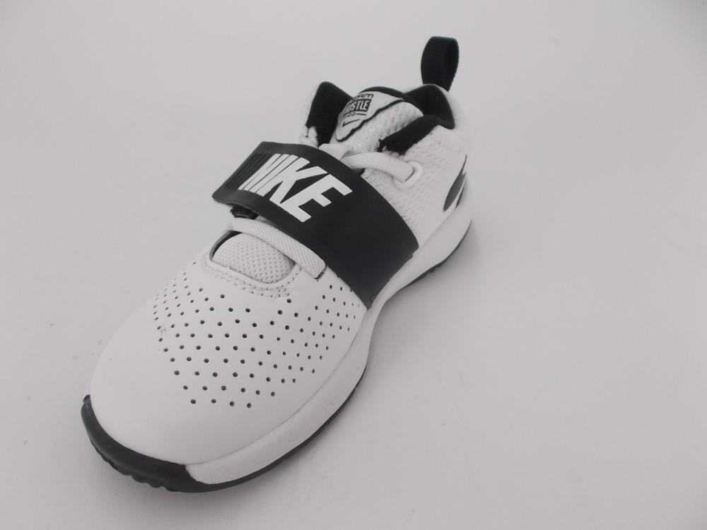 Nike Team Hustle 8 scarpa da basket 881943 100