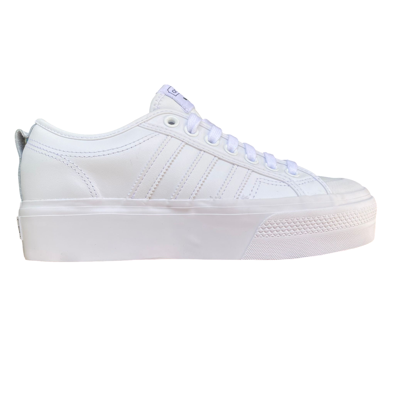 Sneakers Adidas Nizza Platform bianche da donna con suola rialzata, tomaia in canvas, dettagli in pelle e logo Adidas laterale - esterna