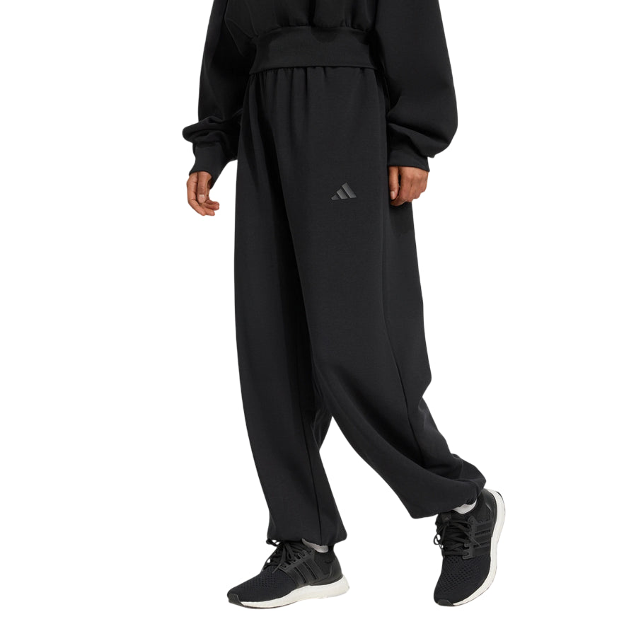 Pantalone tempo libero Adidas donna nero JM1652, vista frontale che mostra la vestibilità ampia e il design elegante

