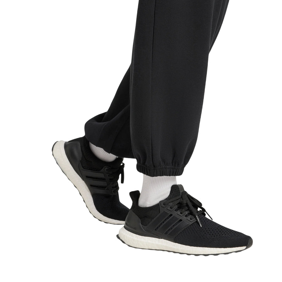 Dettaglio del bordo alla caviglia del pantalone Adidas donna, chiusura elastica per un look raffinato e confortevole