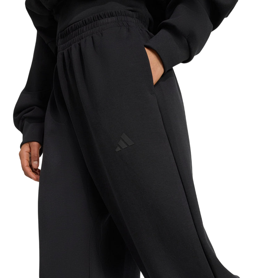 Dettaglio della tasca del pantalone Adidas donna nero JM1652, realizzato in tessuto spacer con modal morbidissimo
