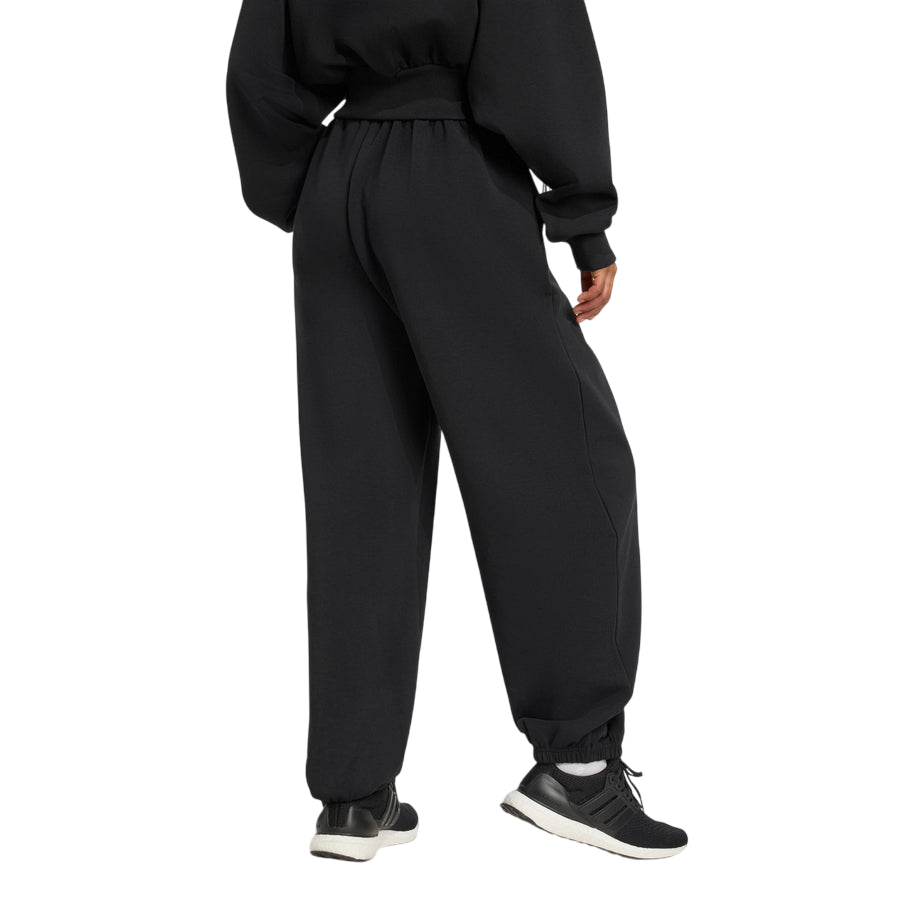 Vista posteriore del pantalone tempo libero Adidas donna nero, mostra la vestibilità comoda e rilassata