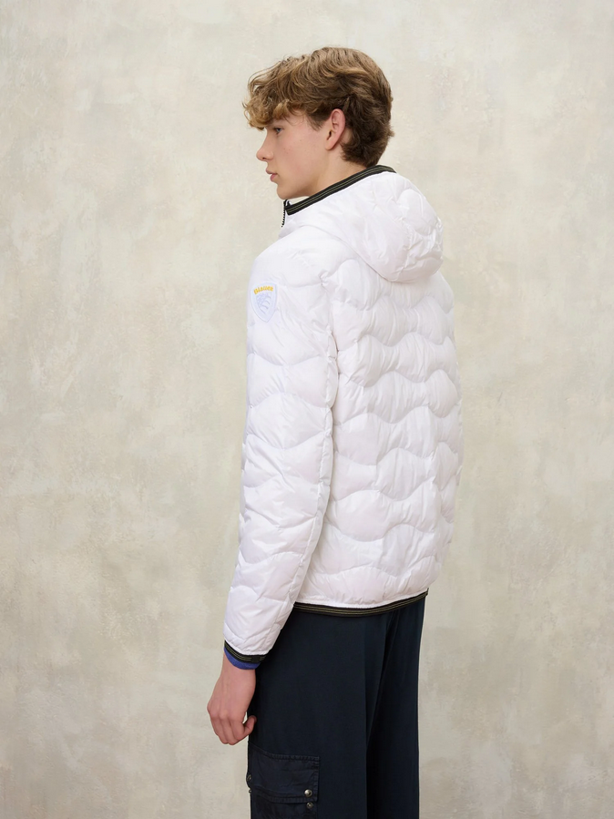 Blauer_uomo_piumino_leggero_ad_onda_con_cappuccio_e_tasca_26SBLUC03177-006719_100_Bianco immagine laterale