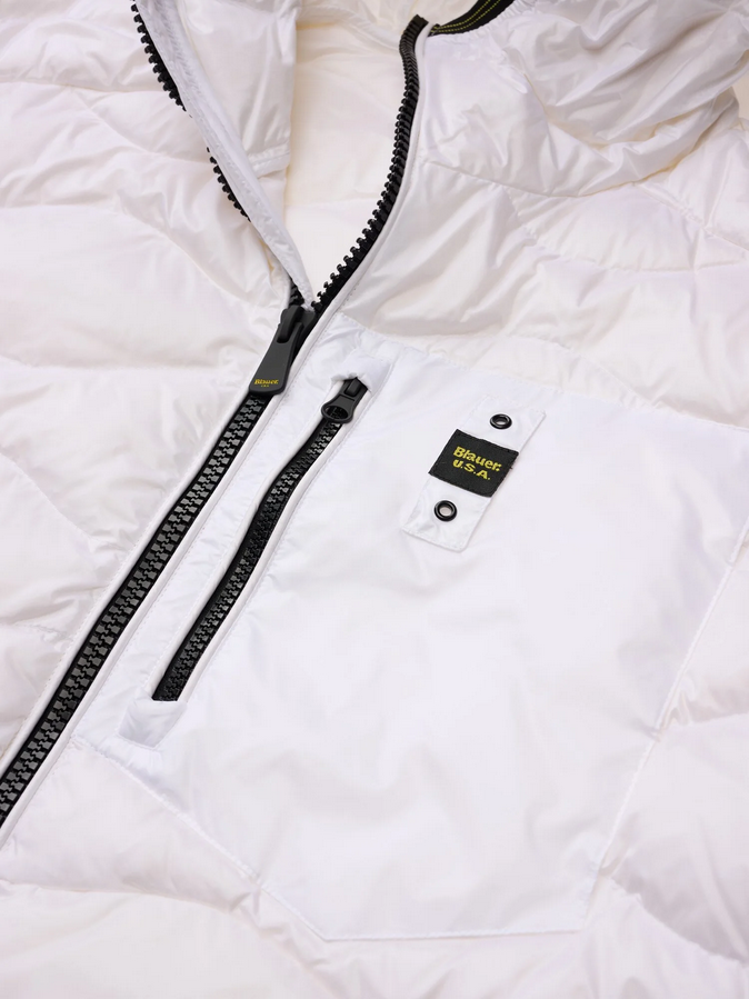 Blauer_uomo_piumino_leggero_ad_onda_con_cappuccio_e_tasca_26SBLUC03177-006719_100_Bianco immagine logo