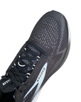 Particolare della tomaia traspirante delle scarpe Brooks Revel 8 nere da running