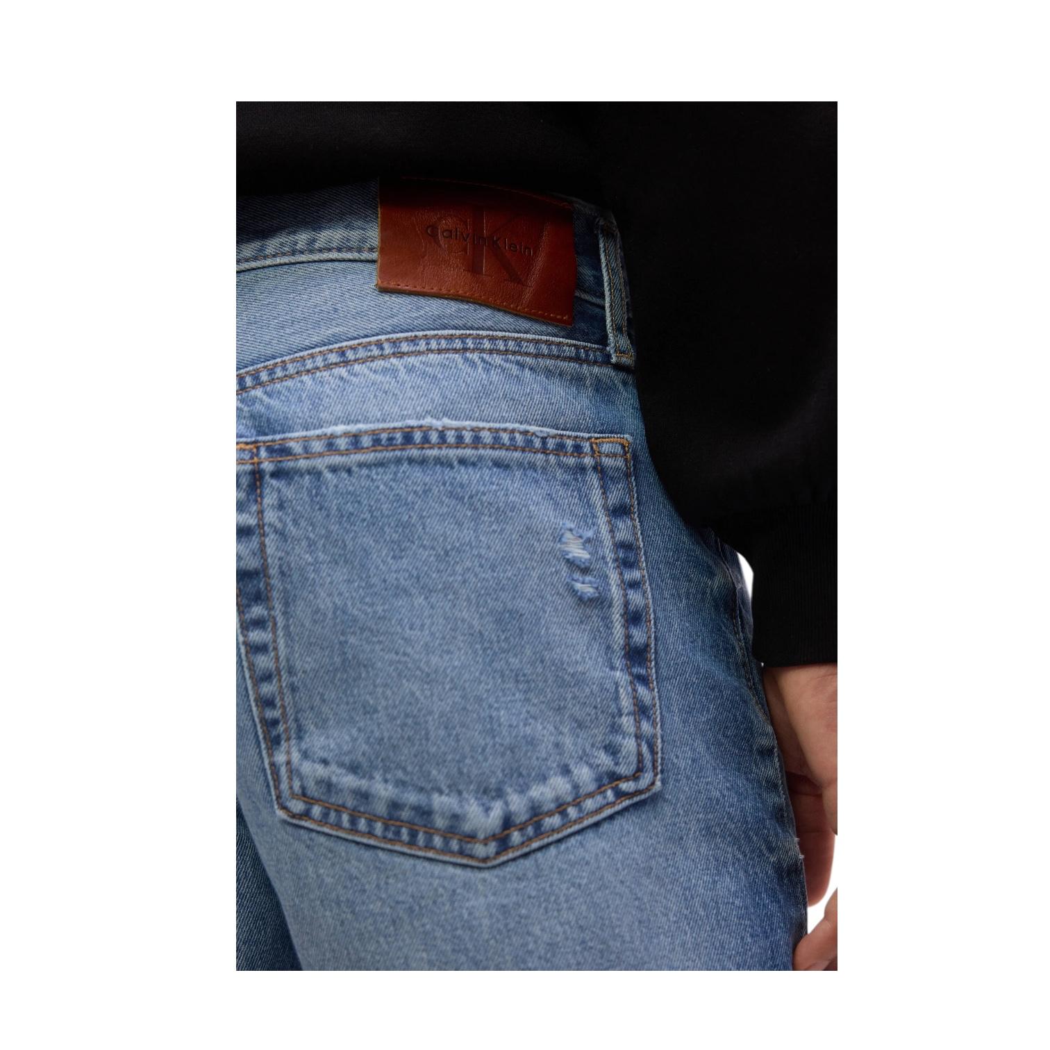Calvin Klein Bermuda Jeans Uomo LV04RF790GXBI - Denim Blu Chiaro con Rotture Streetwear vista particolare logo e rotture dietro