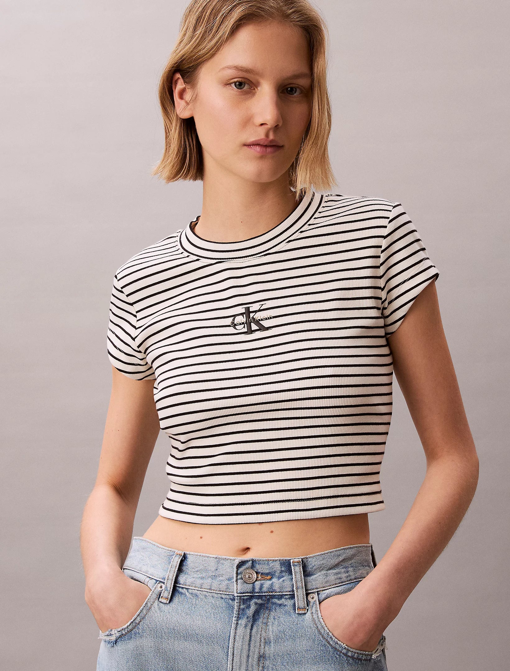 Calvin Klein T-Shirt da donna a righe a costine sottili LV047F833G XDY nero-bianco