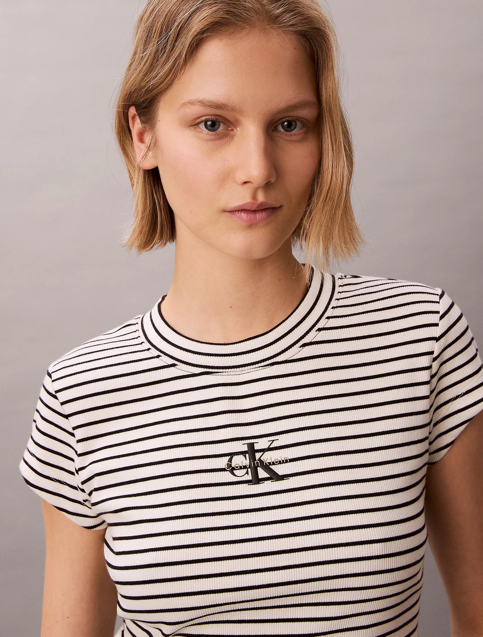 Calvin Klein T-Shirt da donna a righe a costine sottili LV047F833G XDY nero-bianco