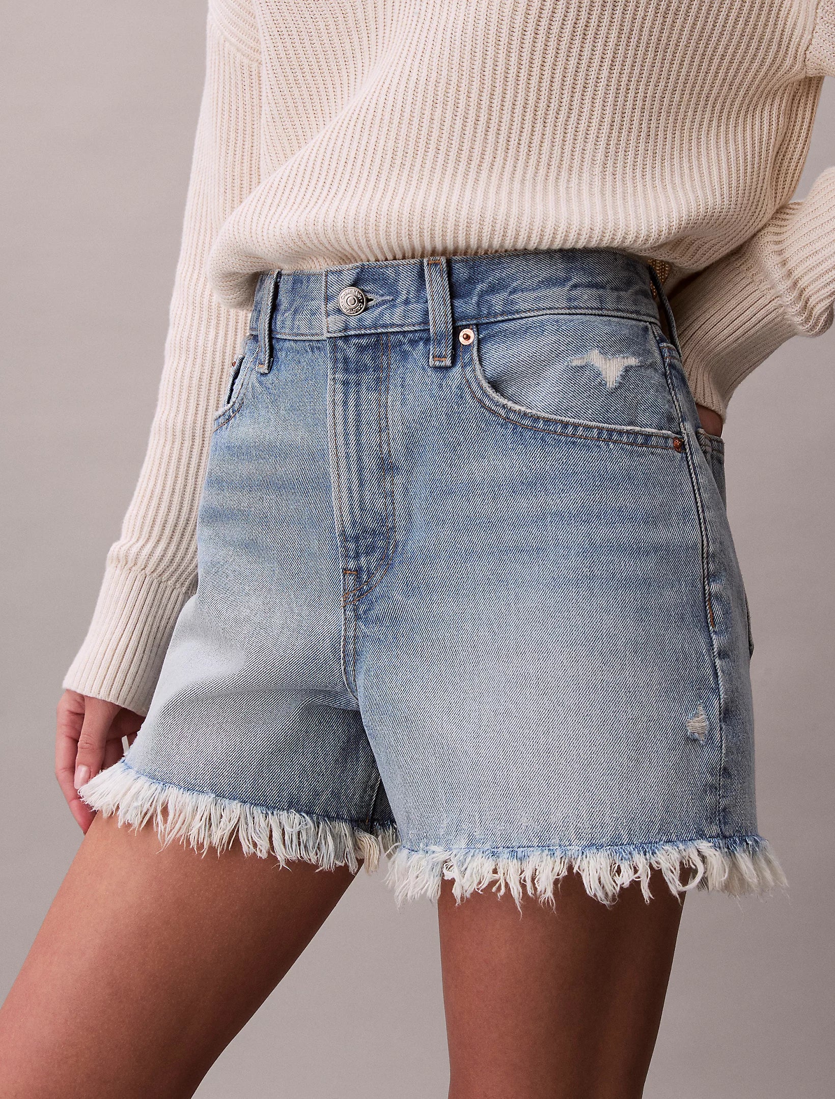 Calvin Klein pantaloncino in denim sfrangiato con taglio relaxed stile anni '90 LV047F765G XHE blu