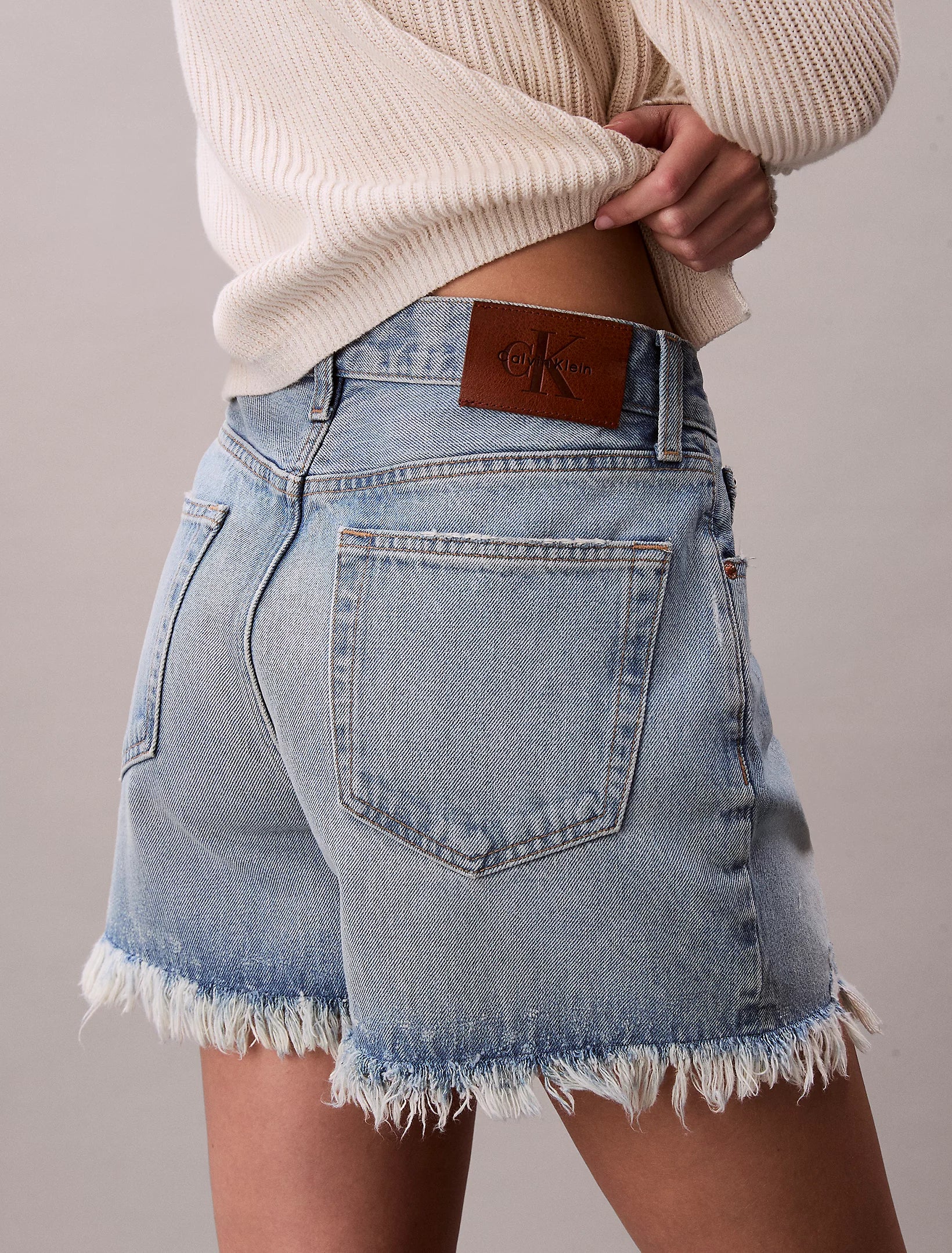 Calvin Klein pantaloncino in denim sfrangiato con taglio relaxed stile anni '90 LV047F765G XHE blu
