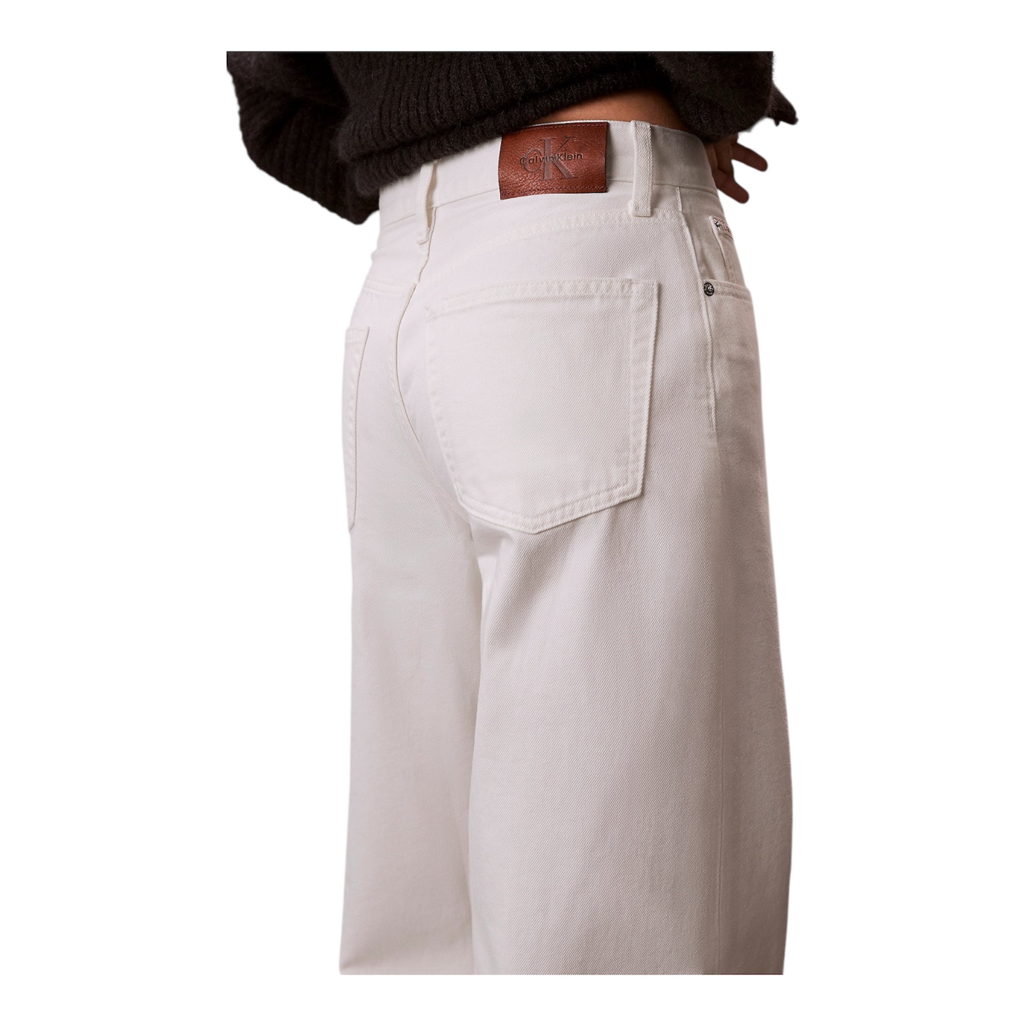 Calvin Klein pantalone donna Jeans Wide Leg Raw Hem Chalk Bianco LV047F733G ASN vista laterale particolare tasca posteriore