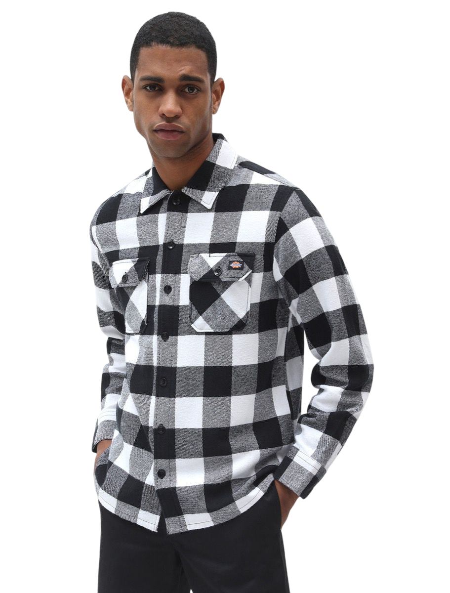Camicia Dickies Sacramento nera da uomo in flanella di cotone, vista frontale con tasche sul petto