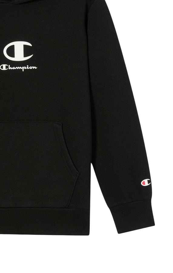 Dettaglio logo Champion felpa junior 307395 KK001 con heritage iconico del brand sportivo