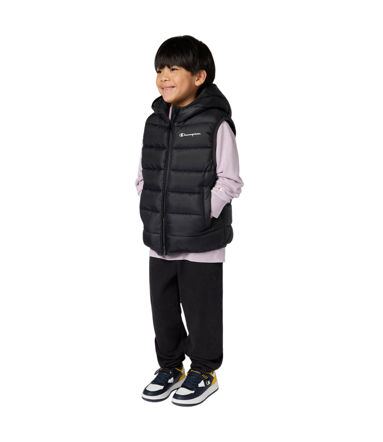 Champion Gilet Bambino Cappuccio 307223 KK001 Nero – imbottito, zip intera, comfort, stile - indossato frontale - laterale