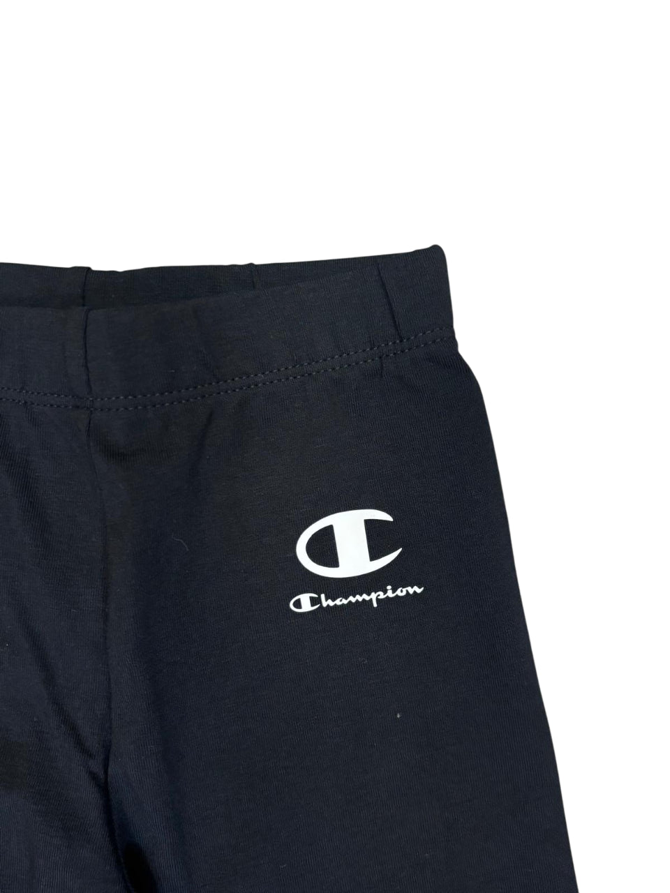 Dettaglio logo Champion leggings da ragazza 405283 KK001 nero con heritage iconico del brand sportivo