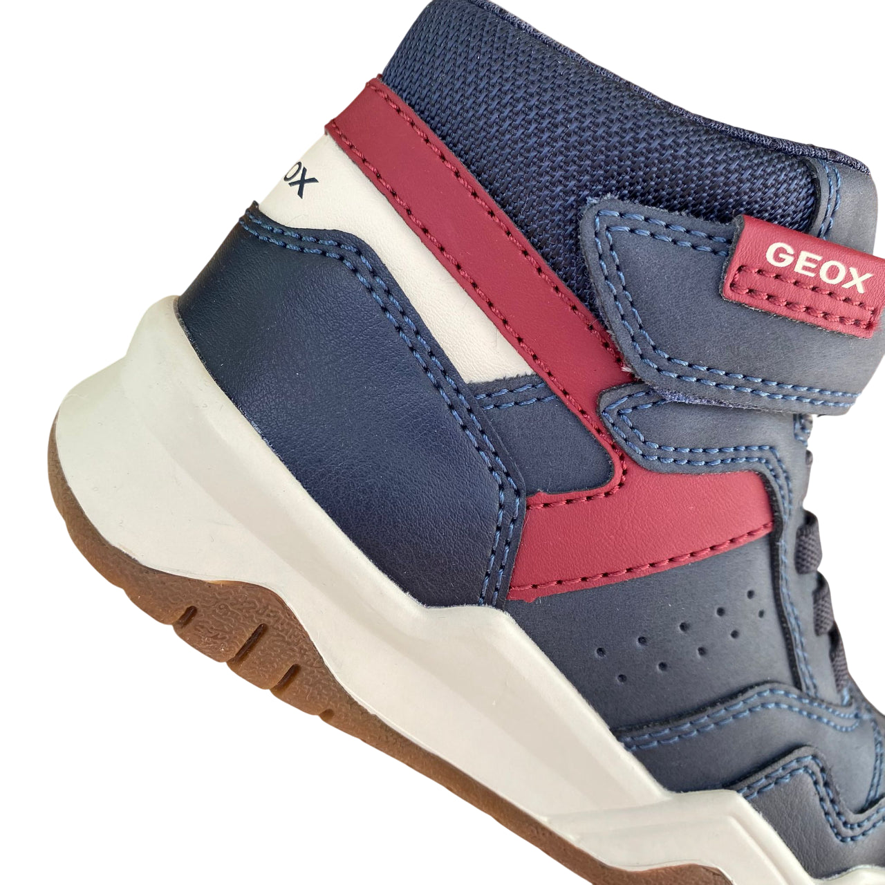Dettaglio della doppia chiusura con lacci elastici e velcro delle sneakers Geox Perth, progettata per l'autonomia dei bambini