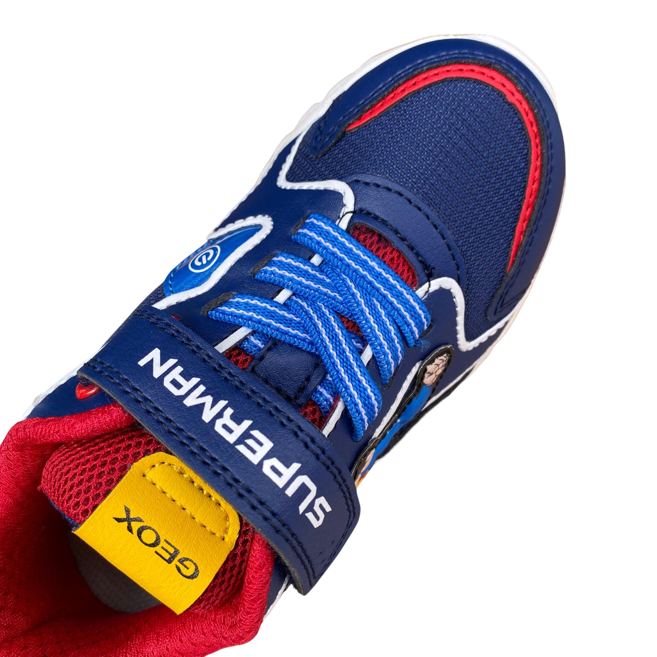 Dettaglio della doppia chiusura con lacci elastici e velcro della scarpa Geox Junior, progettata per facilità di calzata autonoma