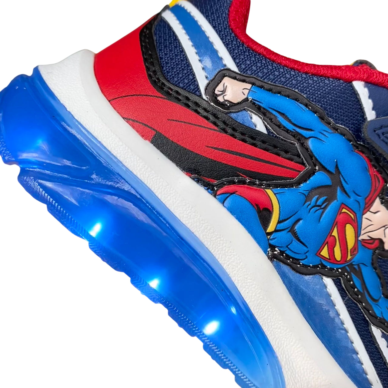 Dettaglio dei colori blu e rosso della scarpa Geox Junior Ciberdron, ispirati al costume iconico di Superman, più luci