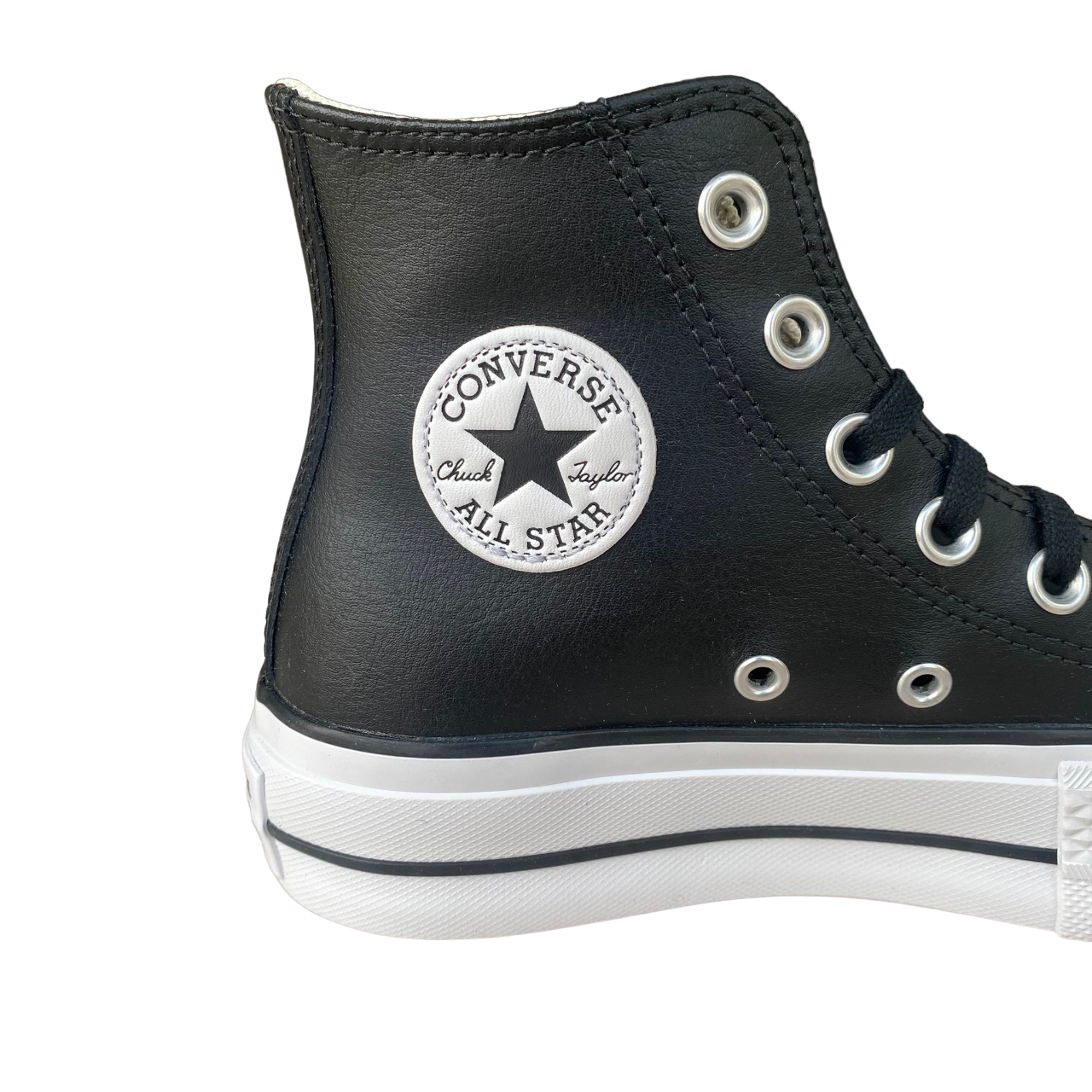 Dettaglio tomaia in pelle nera Converse All Star Chuck Taylor 561675C, materiali premium per donna