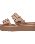 Crocs sandalo da donna con zeppa Brooklyn Buckle Low Wedge 207431-2Q9 latte