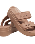 Crocs sandalo da donna con zeppa Brooklyn Buckle Low Wedge 207431-2Q9 latte