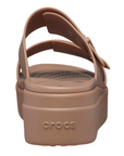 Crocs sandalo da donna con zeppa Brooklyn Buckle Low Wedge 207431-2Q9 latte