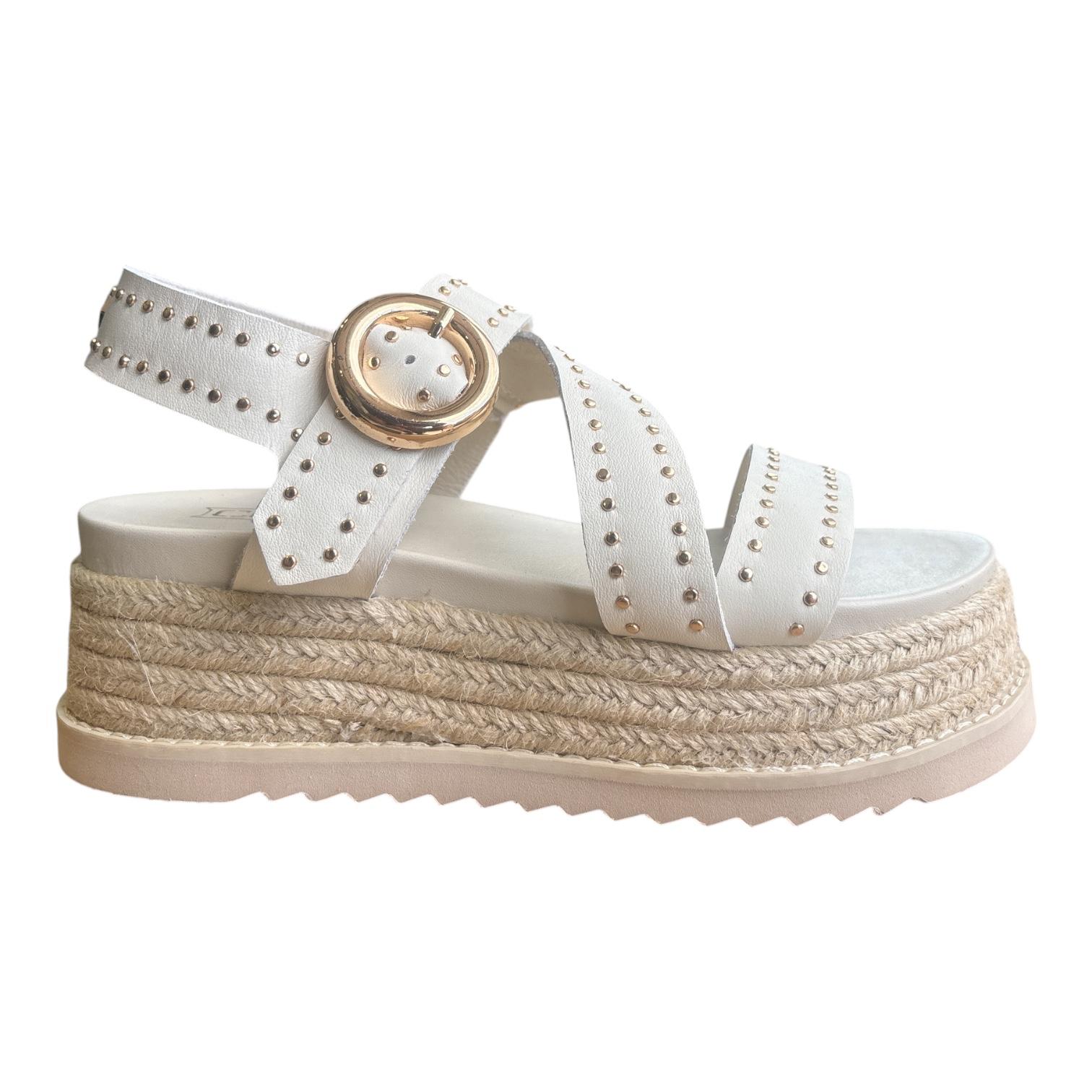 Cult sandalo bianco da donna con zeppa fasce in pelle con borchie e fibbia dorata CLW473701