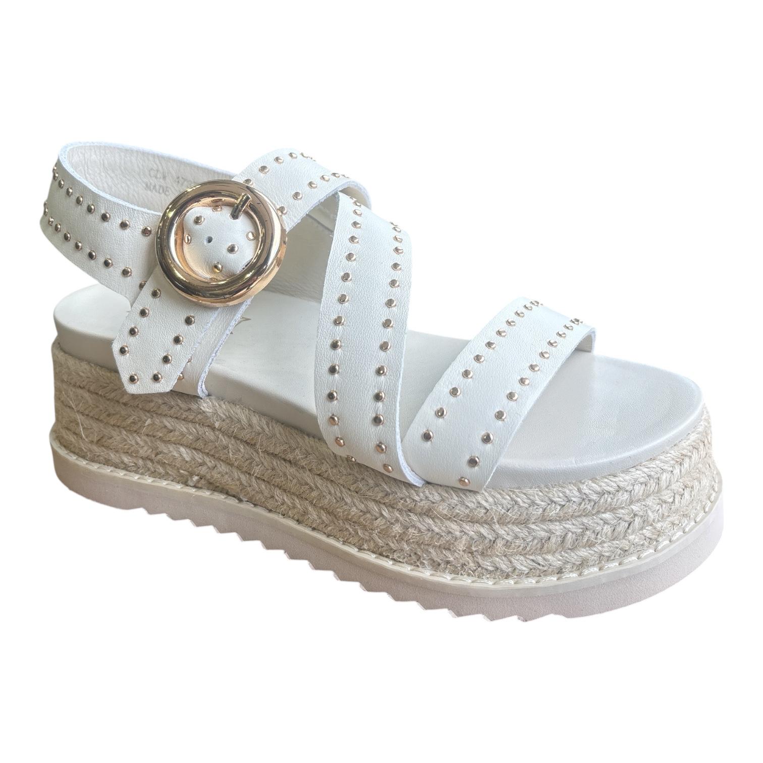Cult sandalo bianco da donna con zeppa fasce in pelle con borchie e fibbia dorata CLW473701