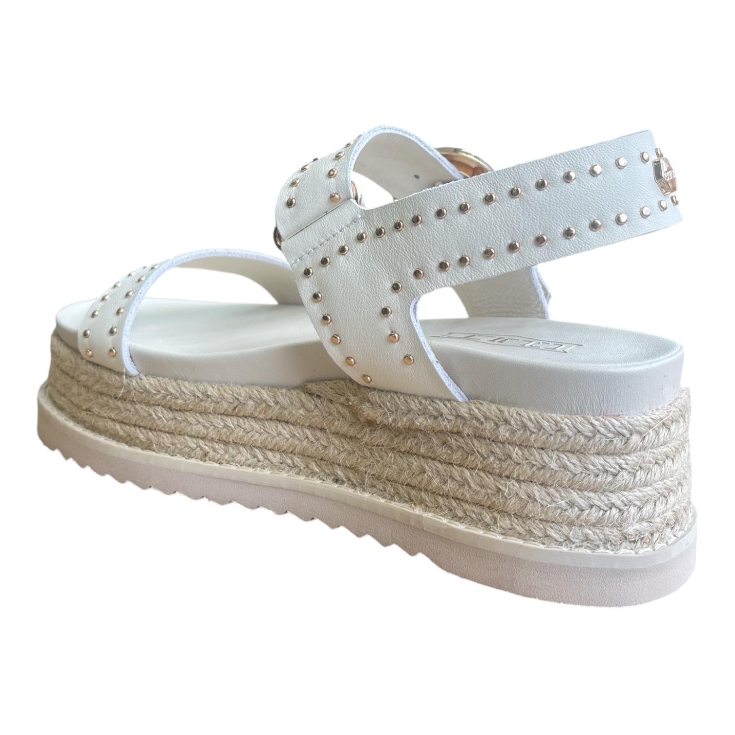 Cult sandalo bianco da donna con zeppa fasce in pelle con borchie e fibbia dorata CLW473701