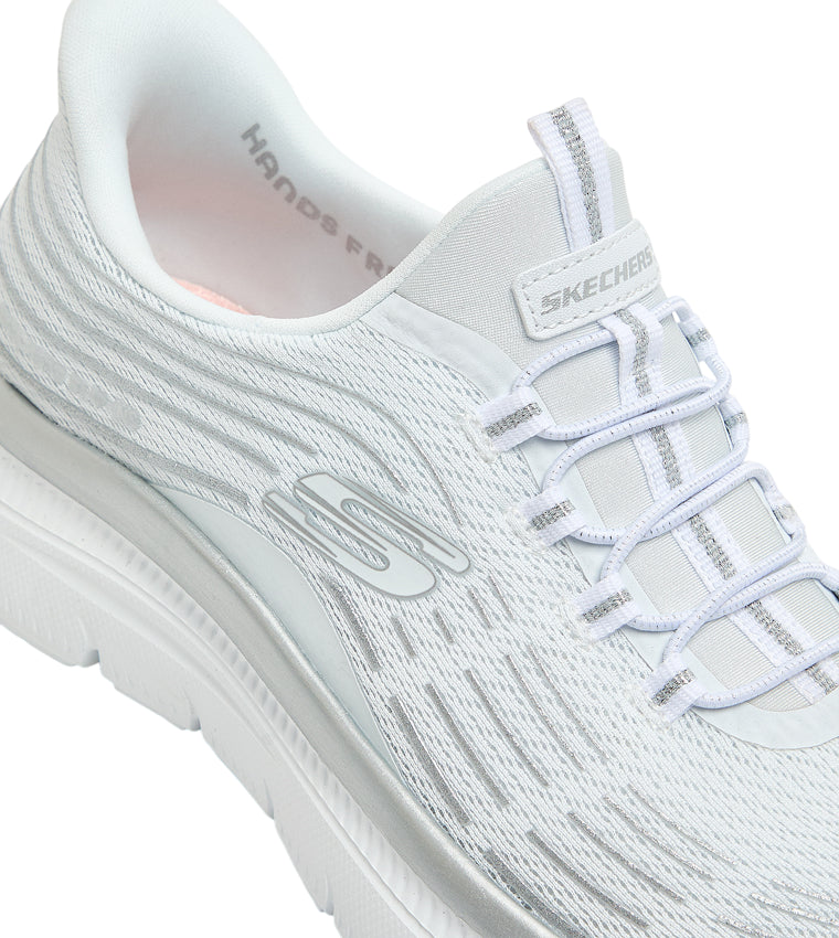 Dettagli argento Skechers Slip-ins Summit Plus WSL che aggiungono eleganza e stile al design bianco