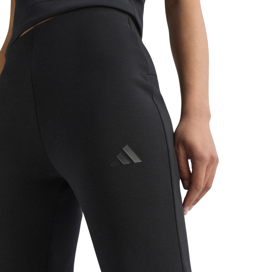 Logo Adidas ricamato sul pantalone donna svasato Soft Lux nero, simbolo di qualità e autenticità del brand sportivo