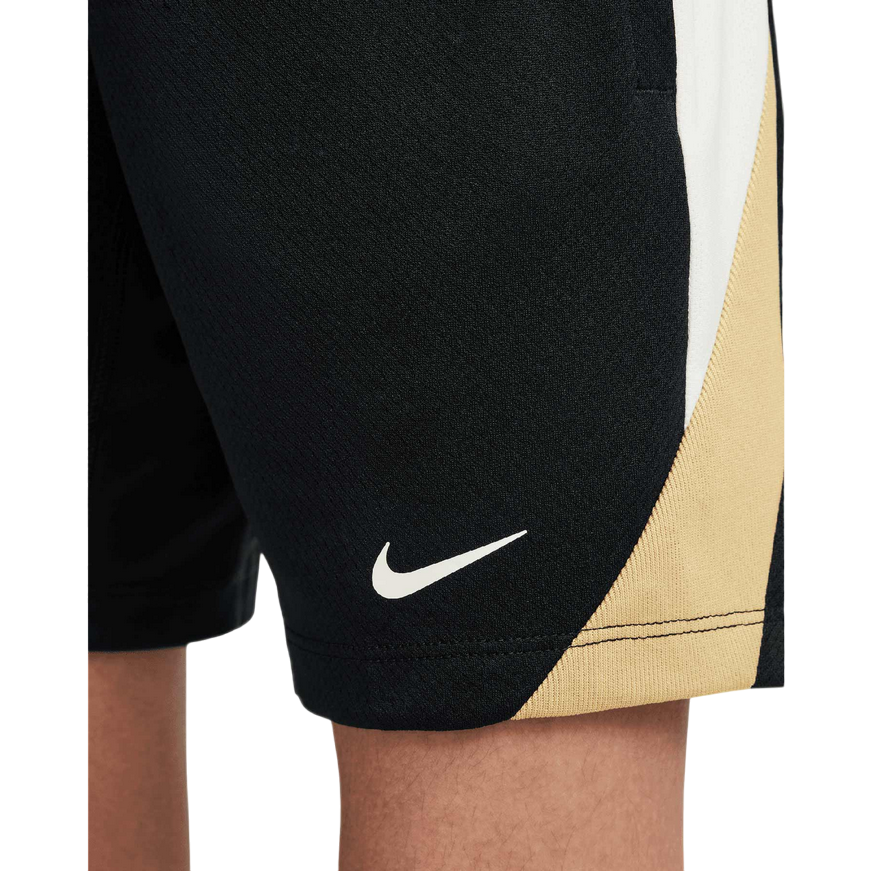 Dettaglio del logo Nike sugli shorts da calcio Dri-FIT Strike FN8419-017 junior