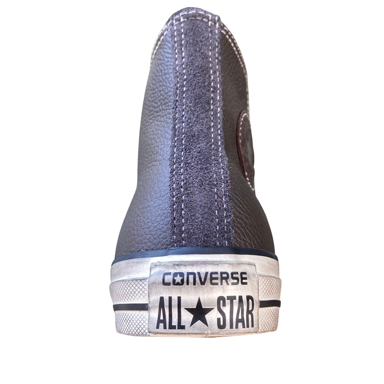 Dettaglio della pelle vintage e suola iconica delle Converse All Star Chuck Taylor per stile autentico e durata superiore - tallone