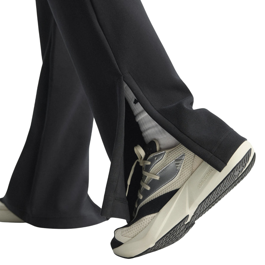 Dettaglio della svasatura del pantalone Adidas donna, evidenziando il design moderno e la linea elegante del modello Soft Lux