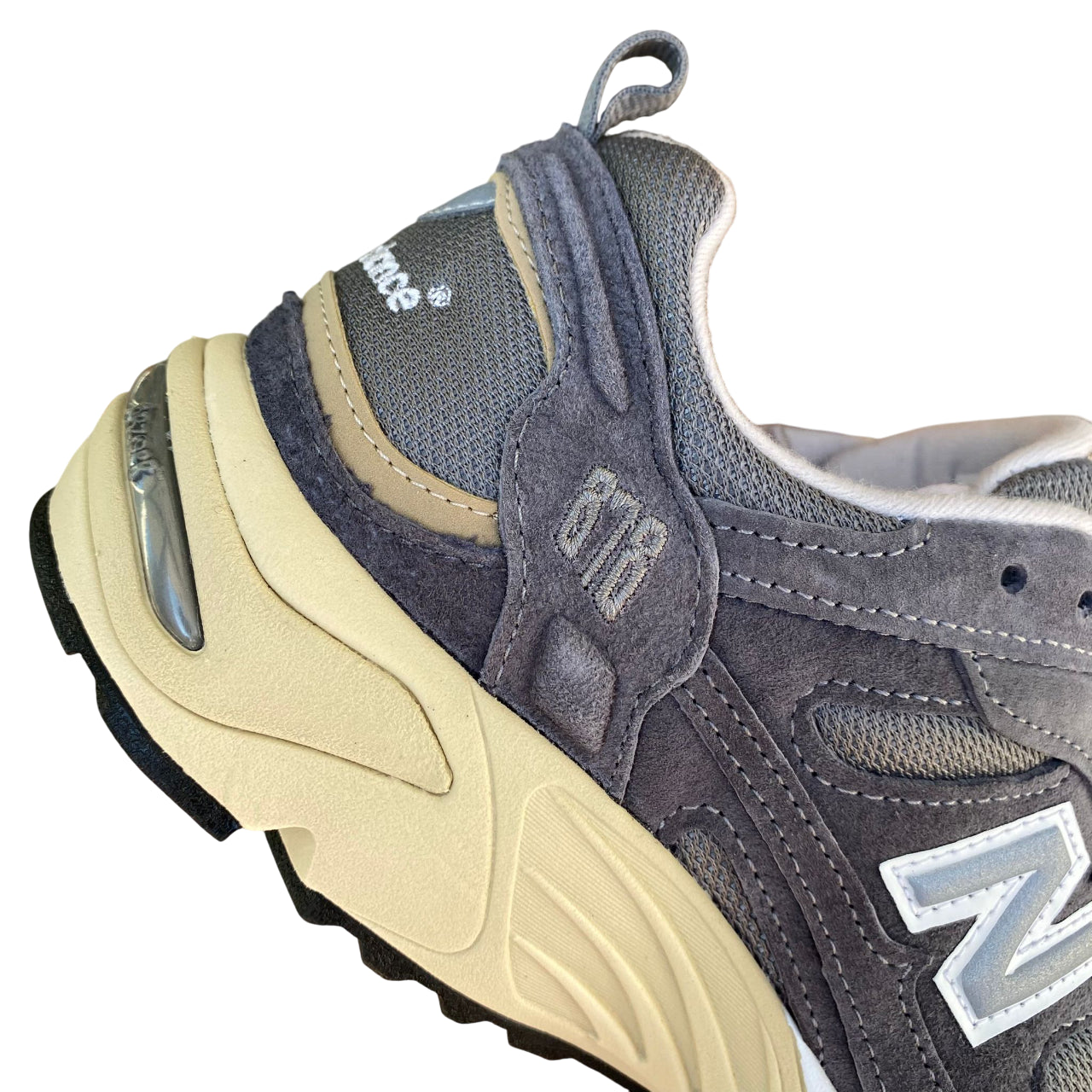 Dettaglio colorazione grigio New Balance CM878MG1 per versatilità abbinamenti e stile moderno