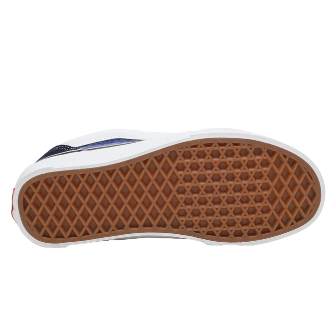 Dettaglio della suola waffle in gomma delle Vans Knu Skool adulti, modello VN0009QCNWD1 in tonalità blu-bianco